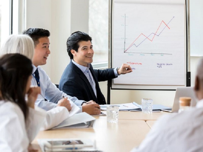 Nên học quản trị kinh doanh từ xa hay tại chức?